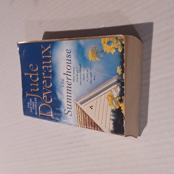 $4 Add-on "The Summerhouse" by Jude Deveraux - Paperback Novel - Picture 4 of 9
